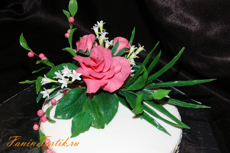 торт с букетом цветов
