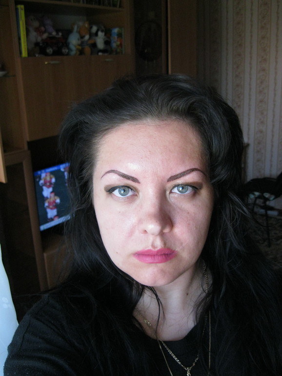 Девочки, оцените форму бровей.