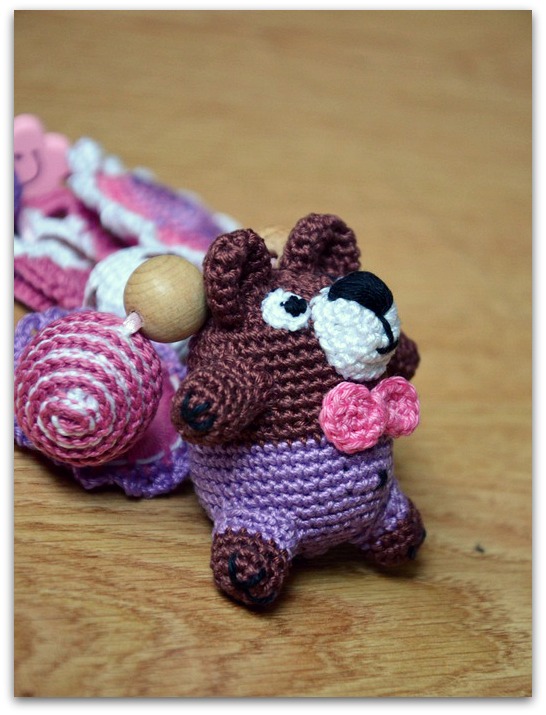 Слинго-бусы с упитанным медведем.