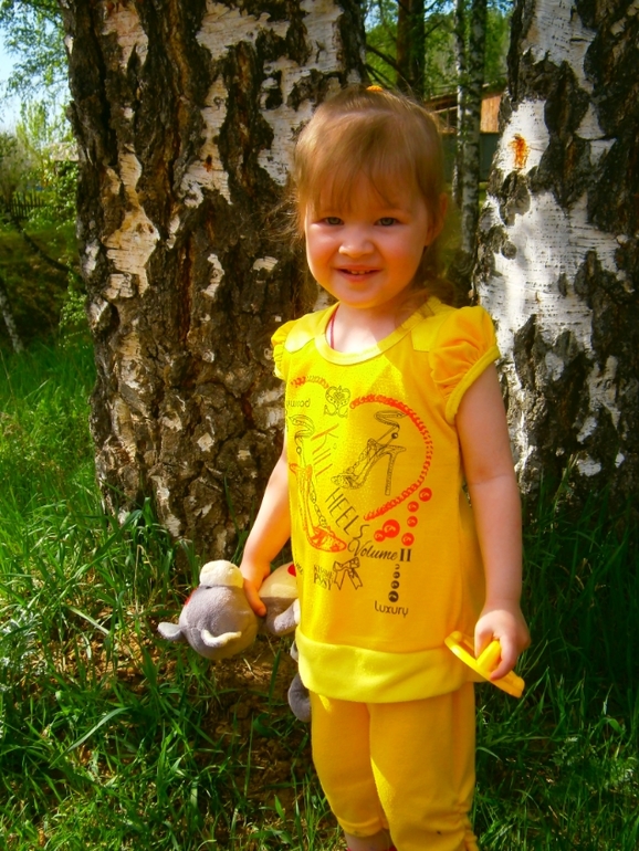 мы гуляем. только фото Катюшки. 1 г 10 мес.