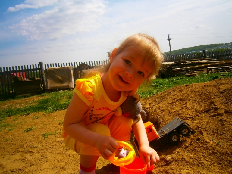 мы гуляем. только фото Катюшки. 1 г 10 мес.