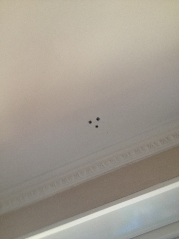 Подскажите, пожалуйста, от каких карнизов такие дырочки на потолке.