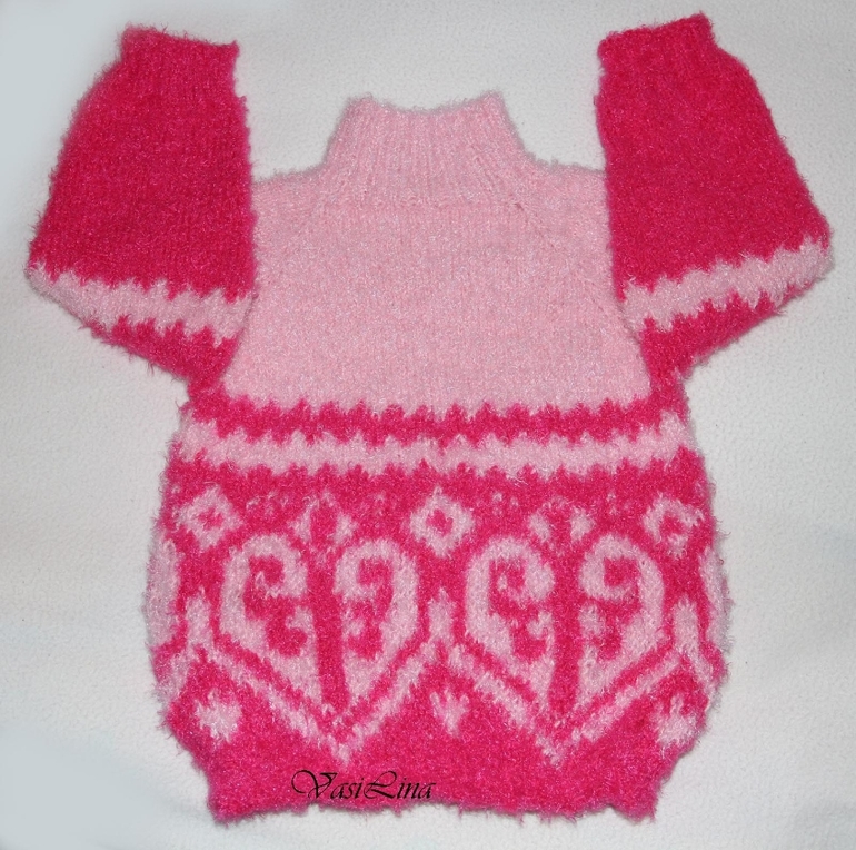 Пушистый и узорчатый свитерок.