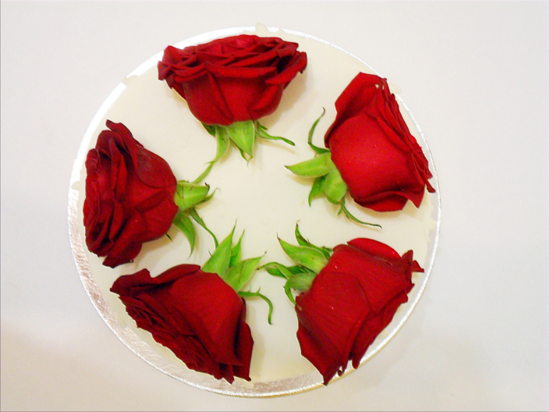 With vanilla roses cake))