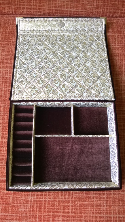 Шкатулка для ювелирных украшений