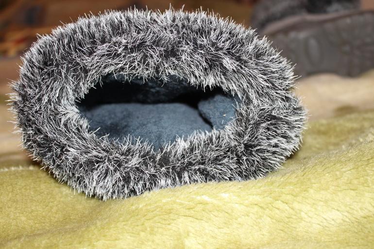 Продаю зимние сапожки-унты для девочки