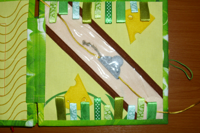 Развивающая книжка с котиком