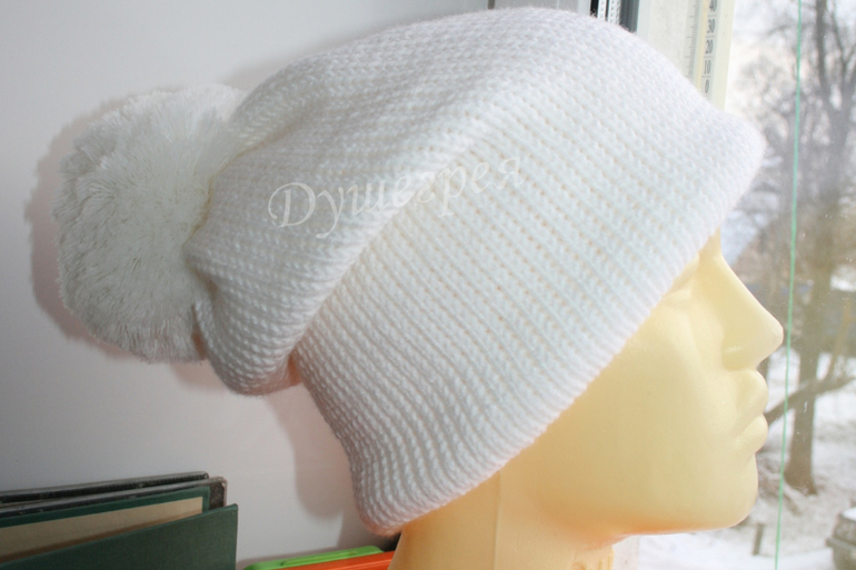 2 шапочки с разными помпонами