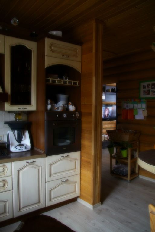 Кухня в деревянном доме.