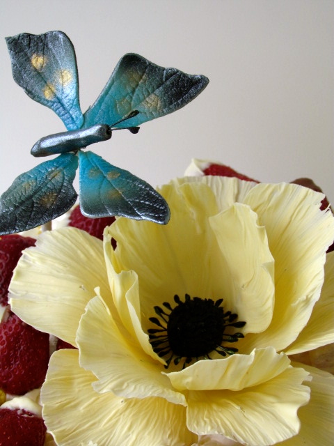 Фантазийный цветок и бабочка