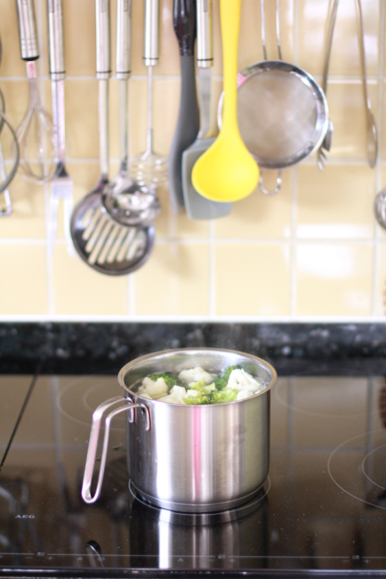 Салат с цветной капустой и брокколи с горчичным соусом