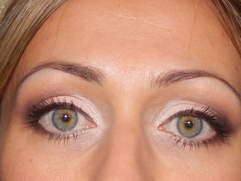 Зеленый глаза и лососевые оттенки теней