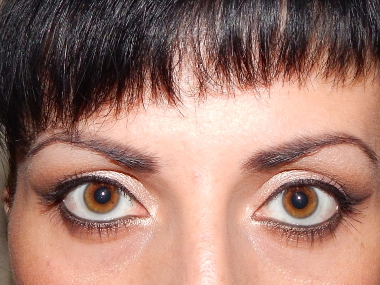 Макияж   в коричнево-золотых  оттенках