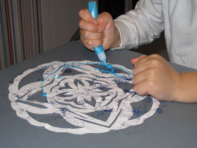 День 26 мы украшали наши коробки для новогодних украшений