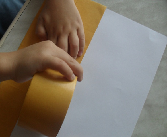 Делаем аппликацию с крупами вместе с малышом!