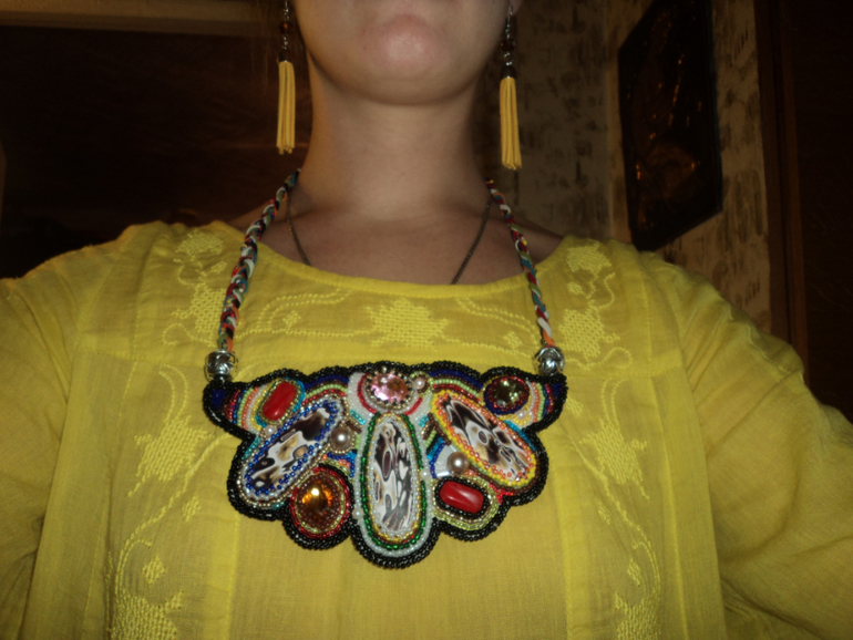 Импровизированное колье, вышитое бисером.
