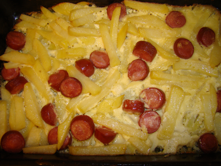 Запеченная картоха с сосисками.....