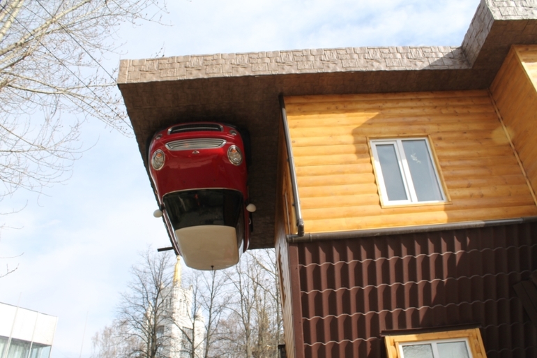 Дом Перевёртыш.
