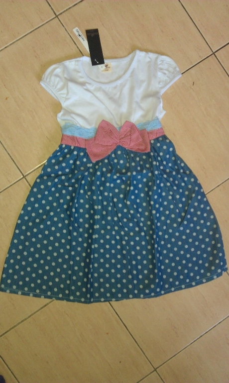 Оригинальные фото. Детское платье с юбочкой в белый горошек