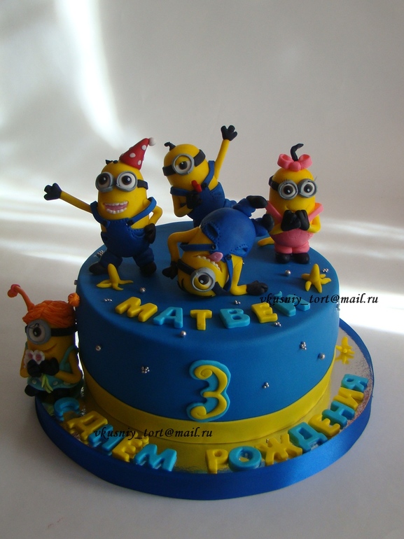 Торт с миньонами