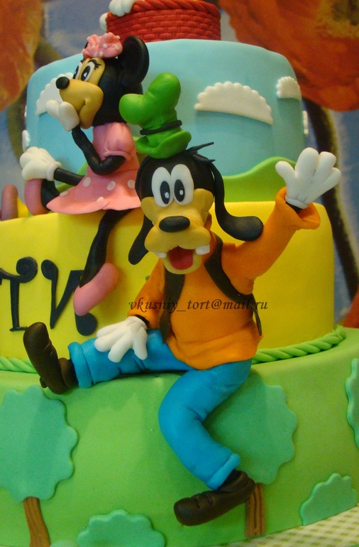Торт с Микки Маусом и его друзьями.