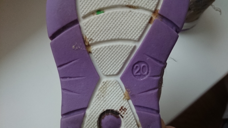 Отдам обувь на мальчика и девочку 19-20 размеры.