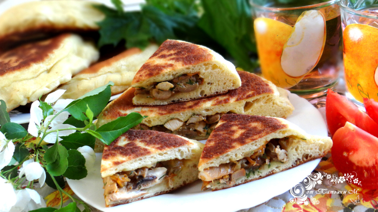 Паляница с начинкой для пикника, ароматная и сытная