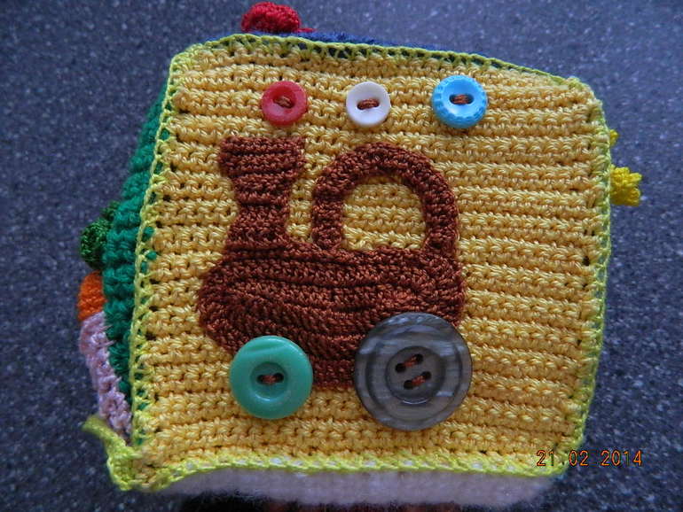 Развивающий кубик (вязаный)