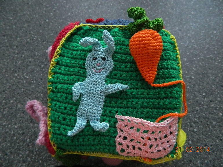 Развивающий кубик (вязаный)