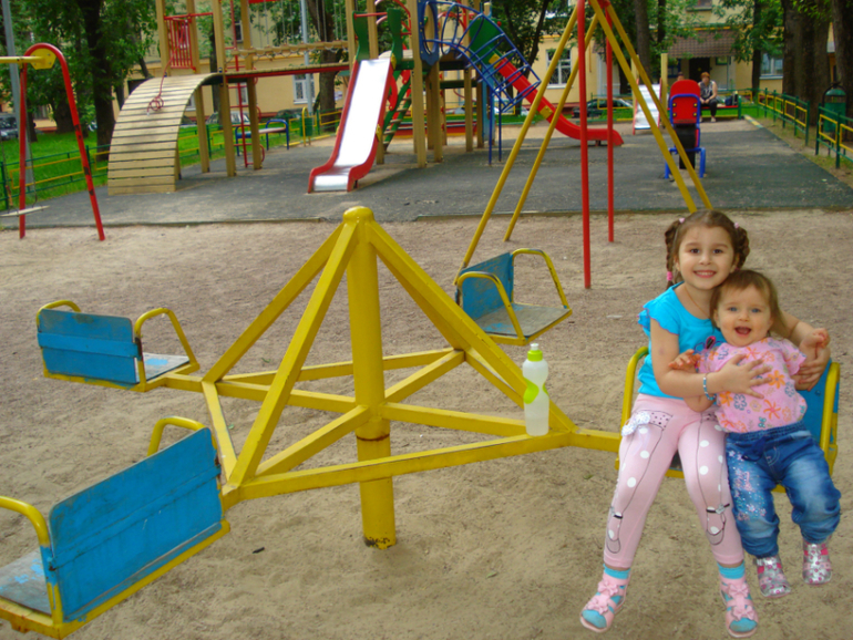 Девчонки играют