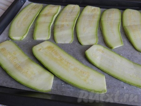 Рулетики из кабачков с куриным филе.