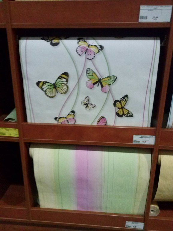 как интересно поклеить обои?