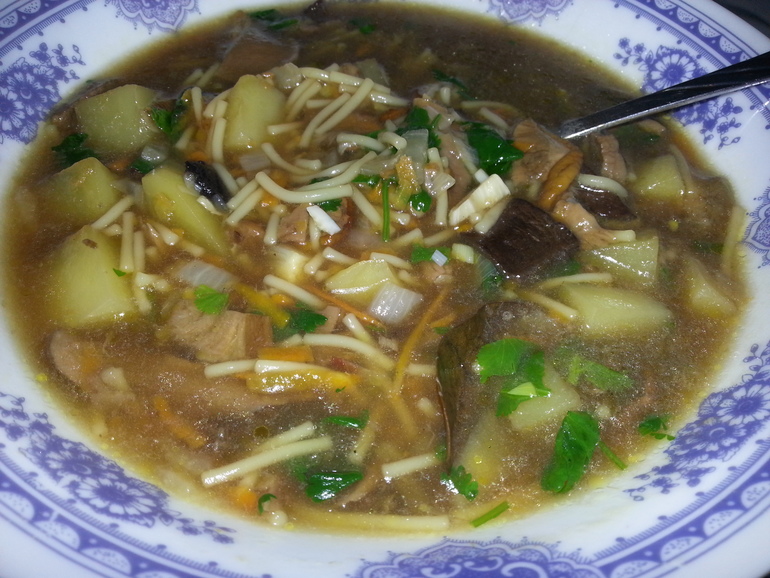 Супчег из лесныx грибочков ( сушоныx ) мммммммммммммм мнямнка