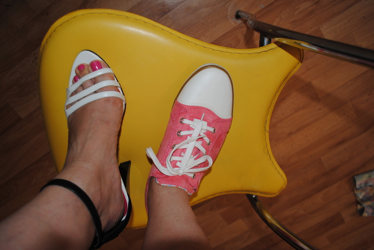 Обновки: обувь по 284 р. пара.