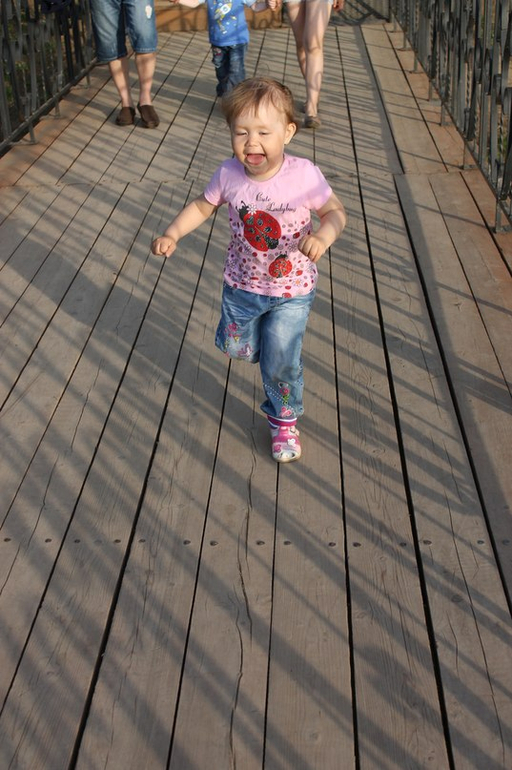 высовывает язык