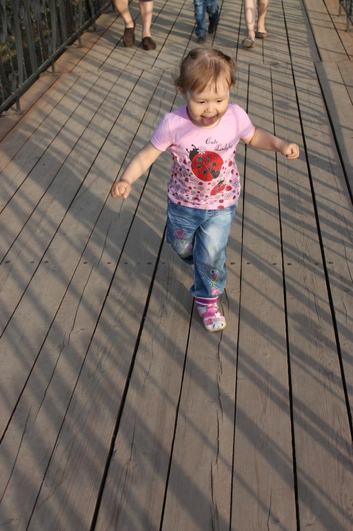 высовывает язык