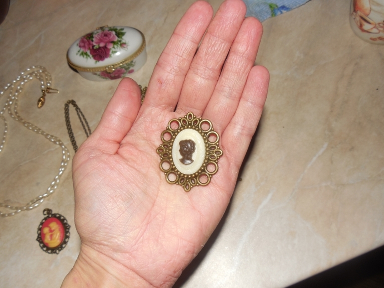 Броши и подвески