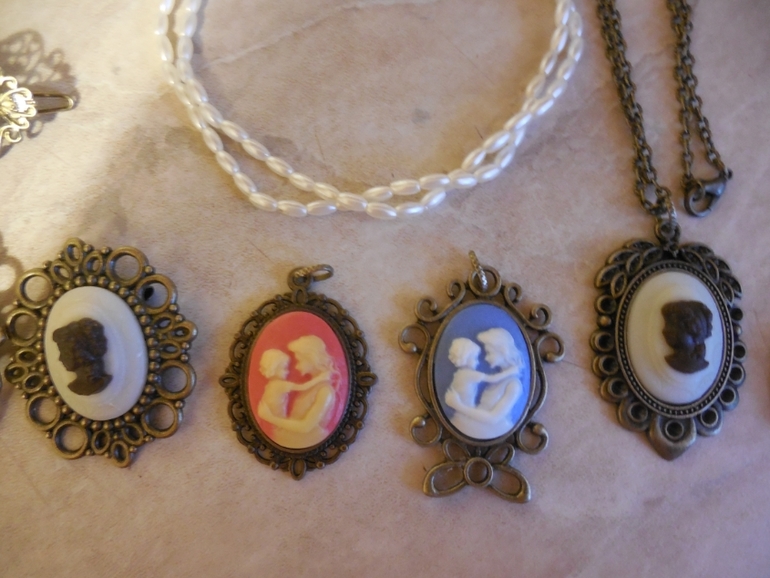 Броши и подвески