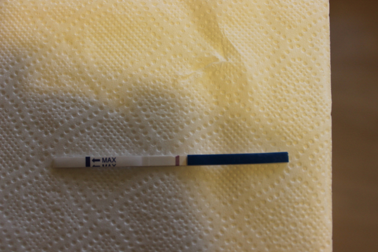 нижний реагент? еще сфотографировала, 1н и тот же тест в разных режимах фотоаппарата