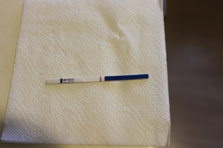 нижний реагент? еще сфотографировала, 1н и тот же тест в разных режимах фотоаппарата