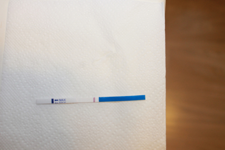 нижний реагент? еще сфотографировала, 1н и тот же тест в разных режимах фотоаппарата