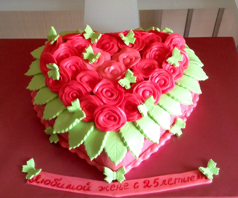 Торт сердце из роз( внутри красный бархат, вес:2.4кг.)