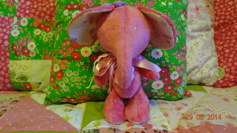 Очередной слоненок цвета фукси.