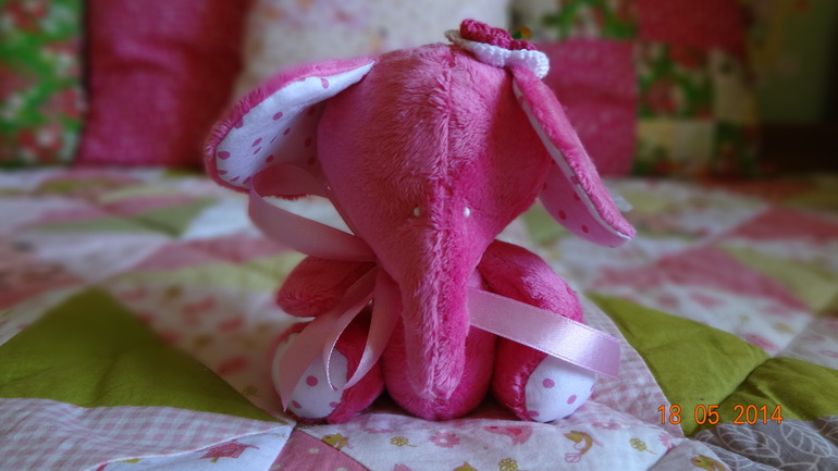 Слоненок цвета фукси.