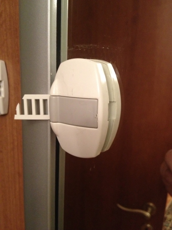 Как отодрать от мебели детскую защиту?