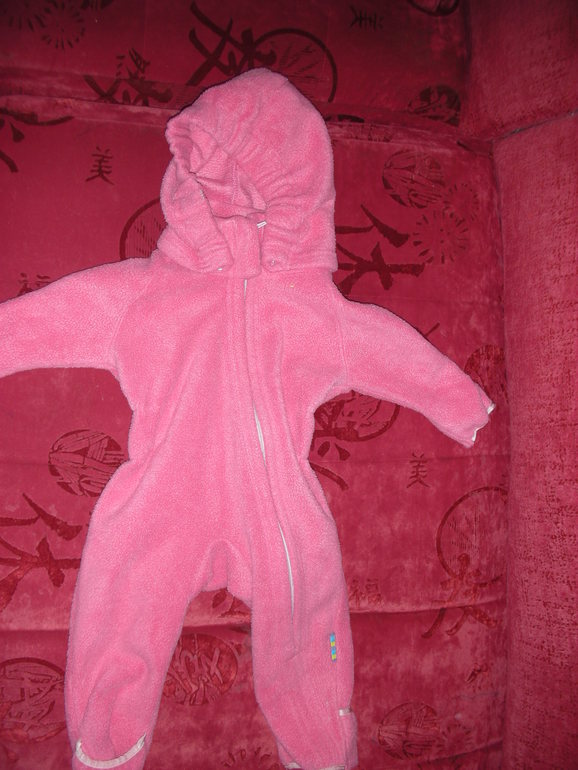 Много одежды на девочку