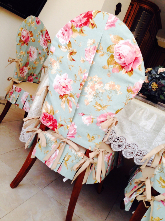 Чехлы на стульях ))