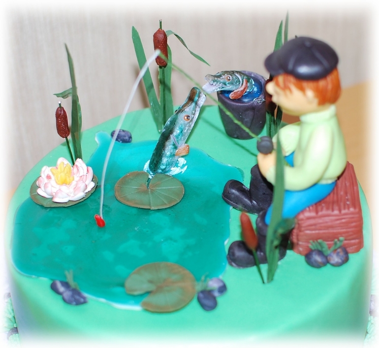 Торт с щуками и рыбаком.