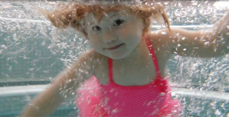 Элли плавает))