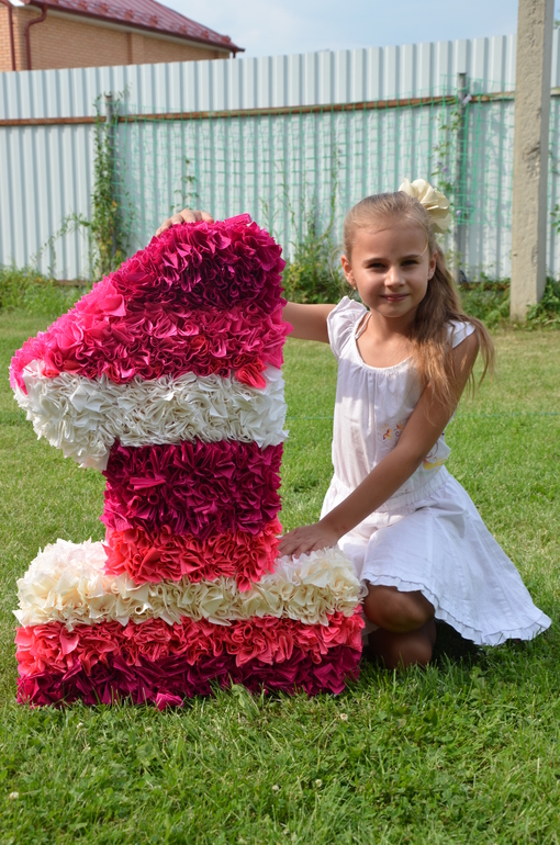 Красивая еденичка для декора первого ДР.